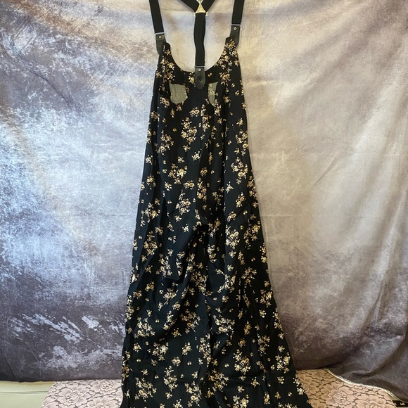 Forever 21 wide leg bibbed romper pants with suspenders - Picture 6 of 6